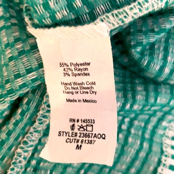 Green And White Ruffle Bottom Top Sz MED By W5 NEW! - Picture 3 of 3